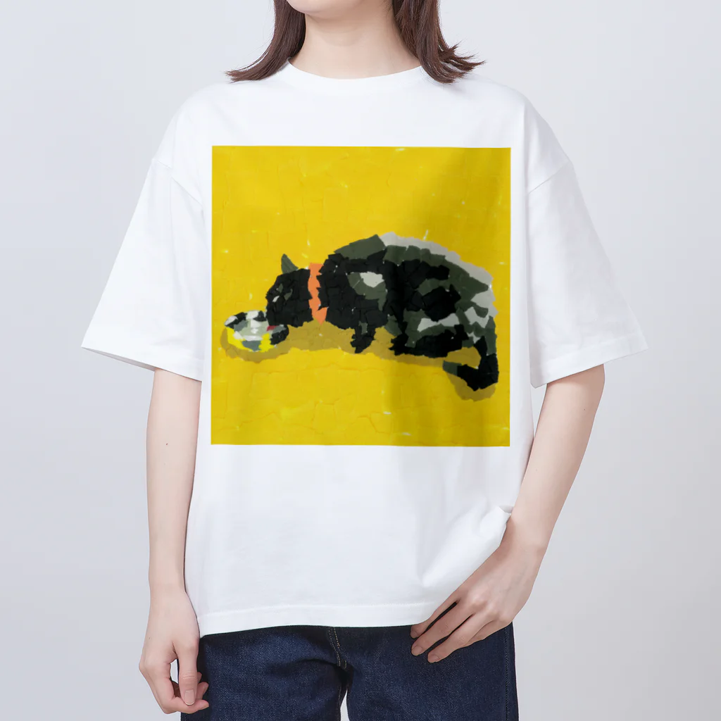 Yuhki | おばけのゆうき 公式オンラインショップ　【ちぎり絵・貼り絵のTシャツ・パーカー・スマホケース・バッグ・日用品・雑貨・文具・ドッグTシャツなど販売中】の水飲む黒猫(ちぎり絵/貼り絵) Oversized T-Shirt