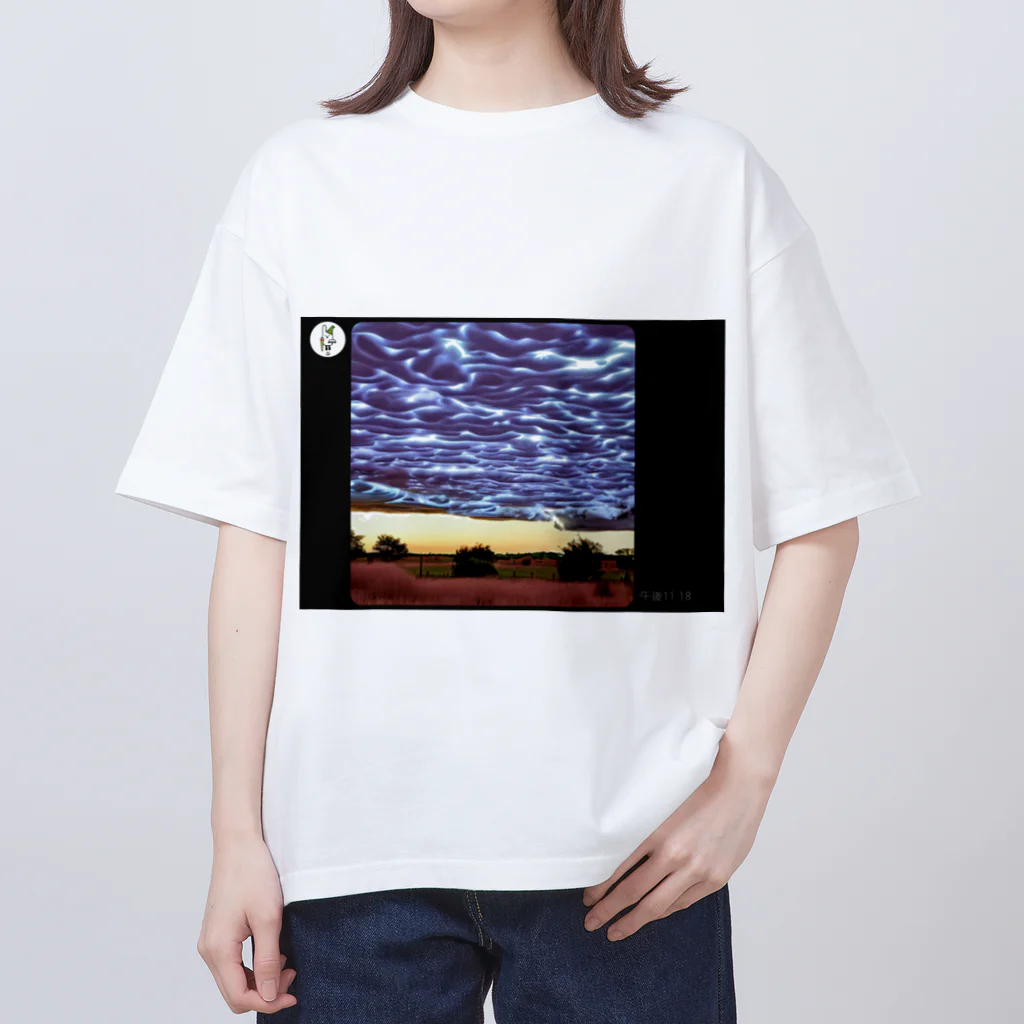 takuSHOP99の夕焼けの雷雲 オーバーサイズTシャツ