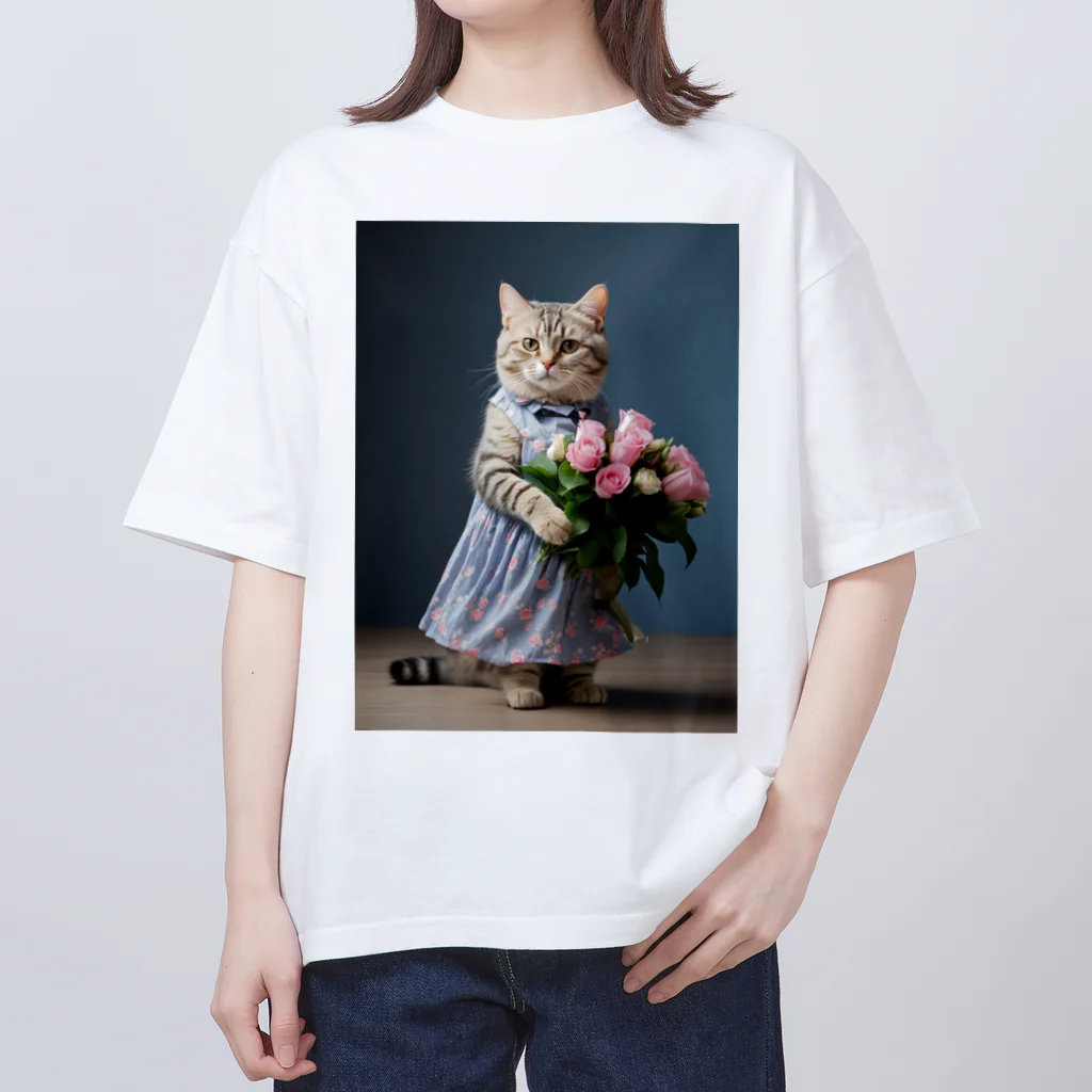 kuronyansuzuのお祝いの花束を持っているアメショーちゃん オーバーサイズTシャツ