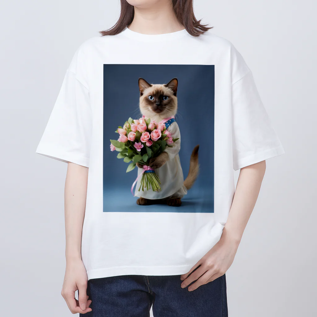 kuronyansuzuの花束を持っているシャム猫ちゃん Oversized T-Shirt