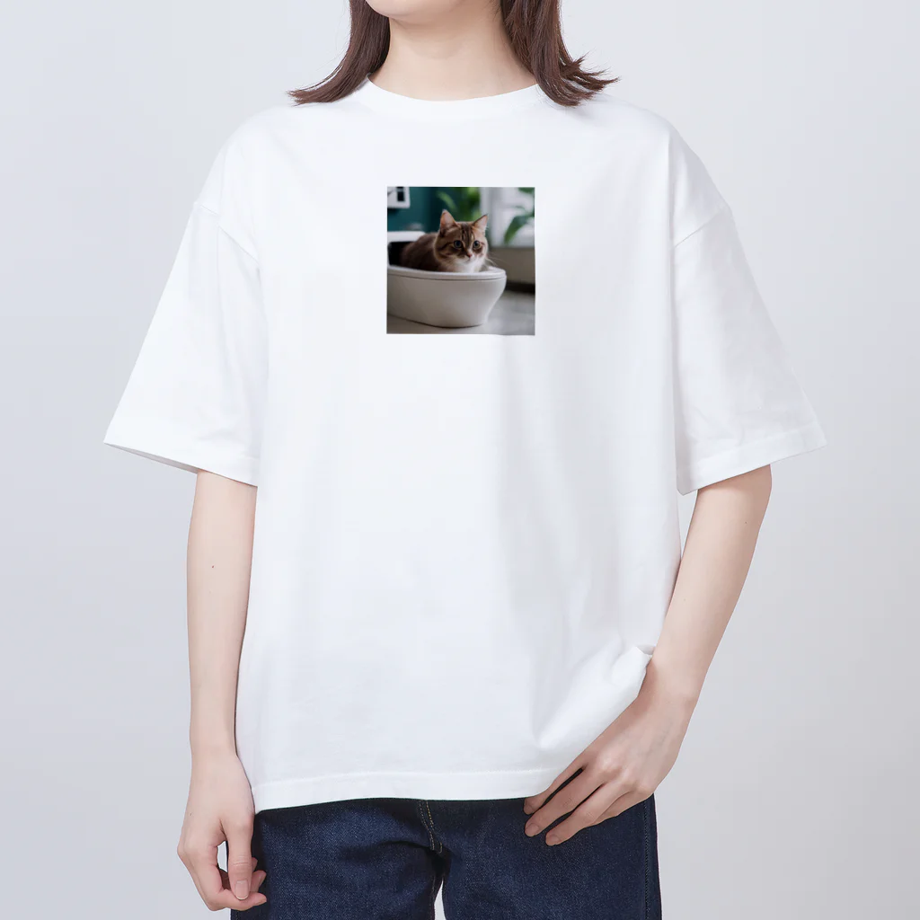 kojakechanのトイレに入るかわいいマンチカンのマカデミアナッツくん Oversized T-Shirt