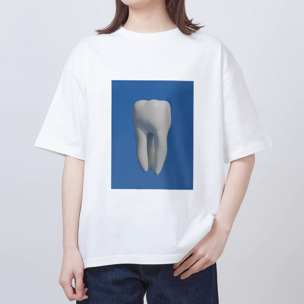 銀歯の歯の証明写真 オーバーサイズTシャツ