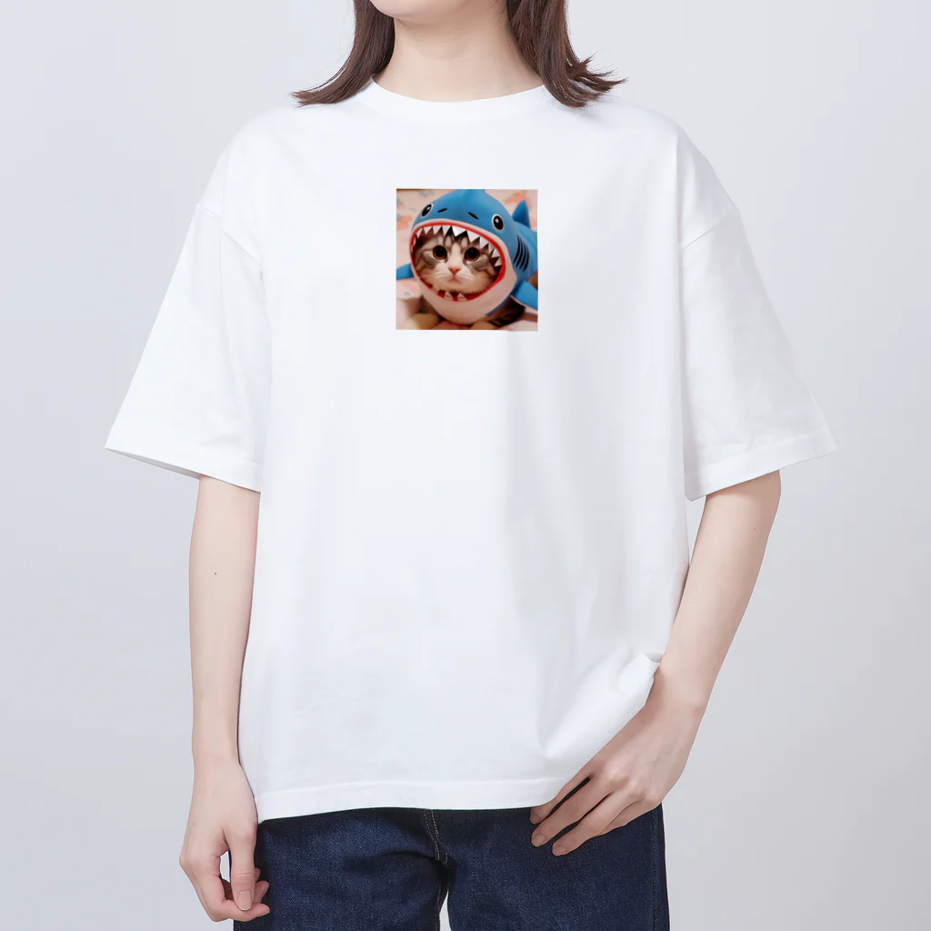 アニマルグッズストア　OPIの鮫の着ぐるみを着た猫 Oversized T-Shirt