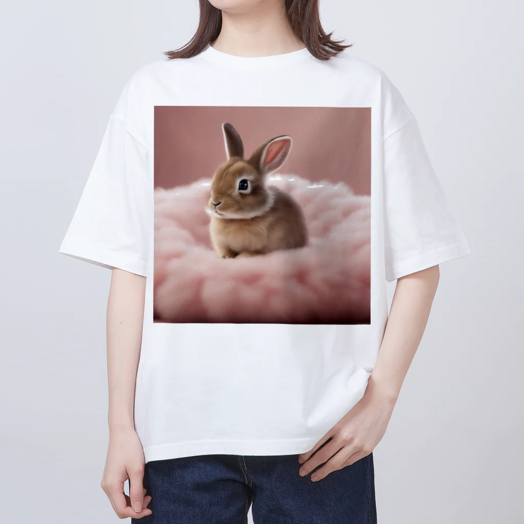 キャリーのふわふわのクッションで遊ぶウサギの赤ちゃん Oversized T-Shirt