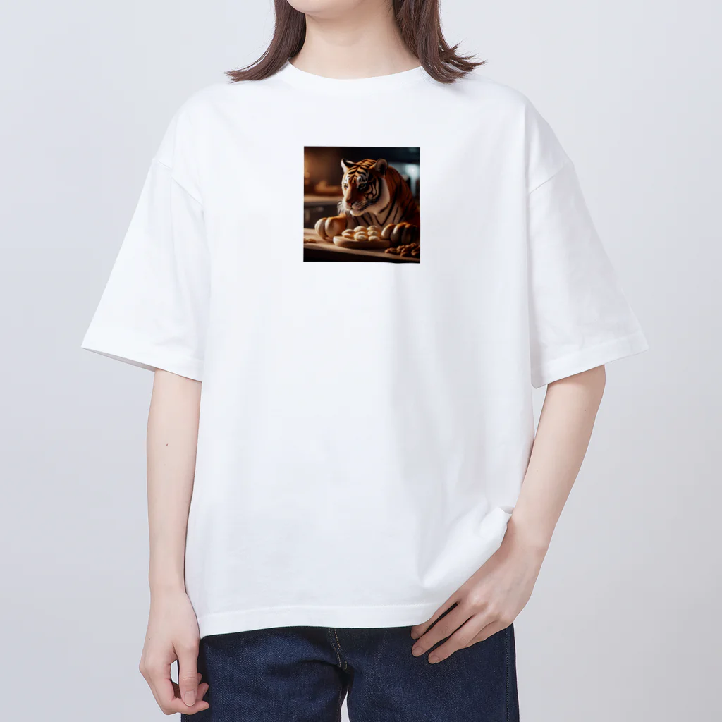 クロスクリエイティブのパンを焼いているトラ Oversized T-Shirt