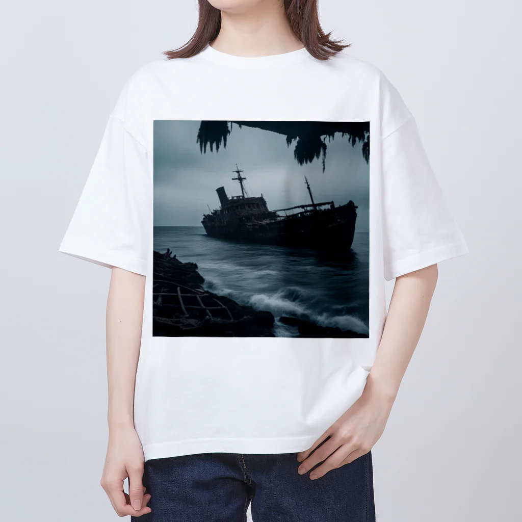 Dark Fの暗黒の海に浮かぶ腐敗した船の墓場 Oversized T-Shirt