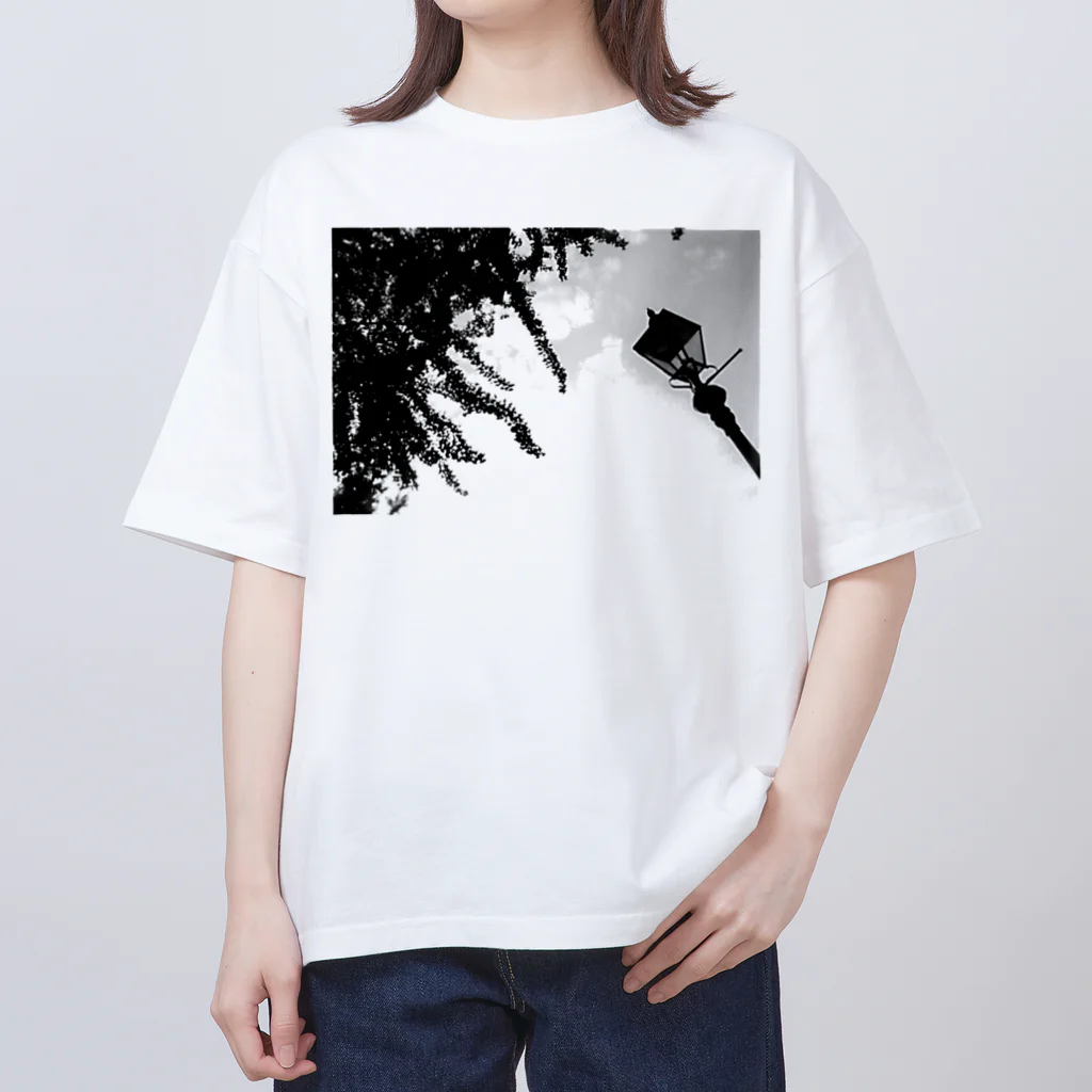 アリエルの空想鉱物店 "Arier's Imaginary Mineral Shop"の横浜の風景〈ガス灯と銀杏〉 Oversized T-Shirt