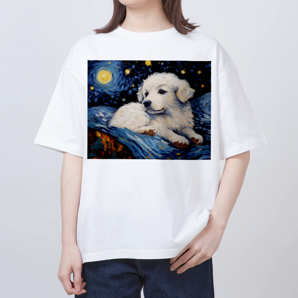 Dog Art Museumの【星降る夜 - グレートピレニーズ犬の子犬 No.1 オーバーサイズTシャツ