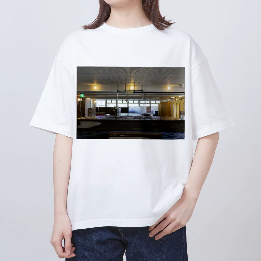 天然温泉 神戸クアハウスの男性水風呂 Oversized T-Shirt