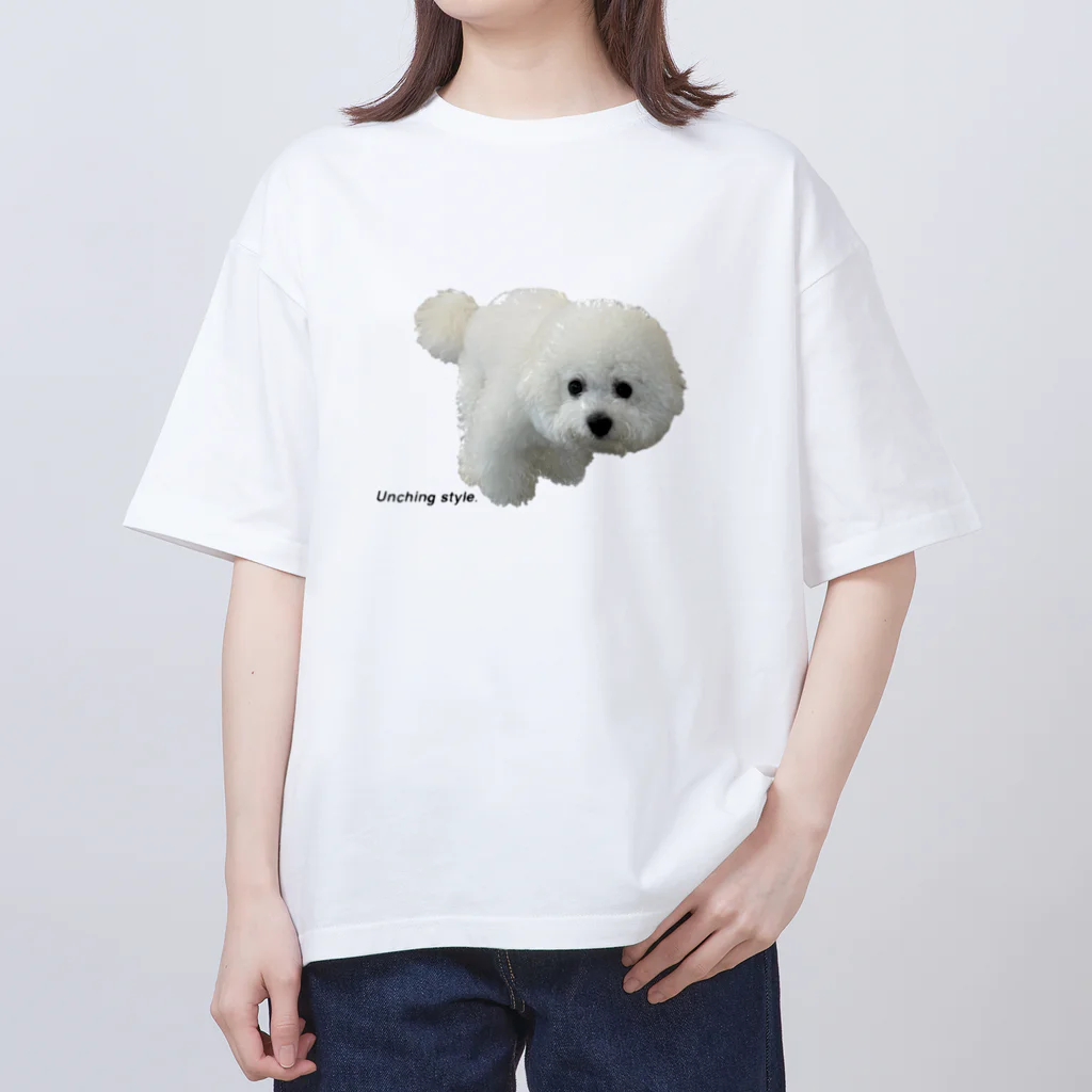 しらたま(ミニビション)のうんちんぐポーズ　シュール　Tシャツ　犬 Oversized T-Shirt