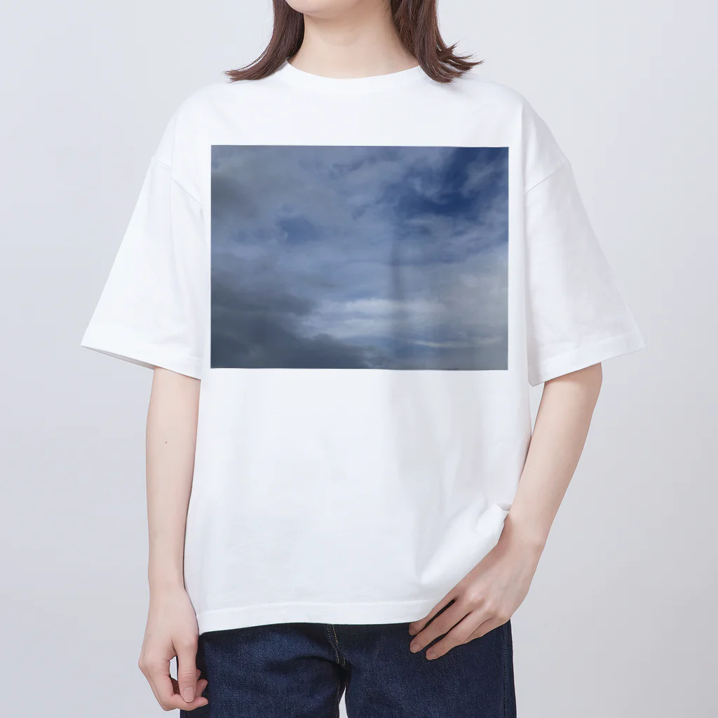 そらの4月16日　吹き荒れる風と雲 Oversized T-Shirt