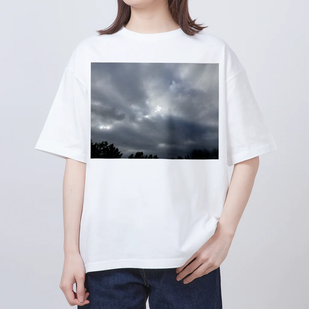 そらの4月22日　吹き荒れる風と雲 Oversized T-Shirt