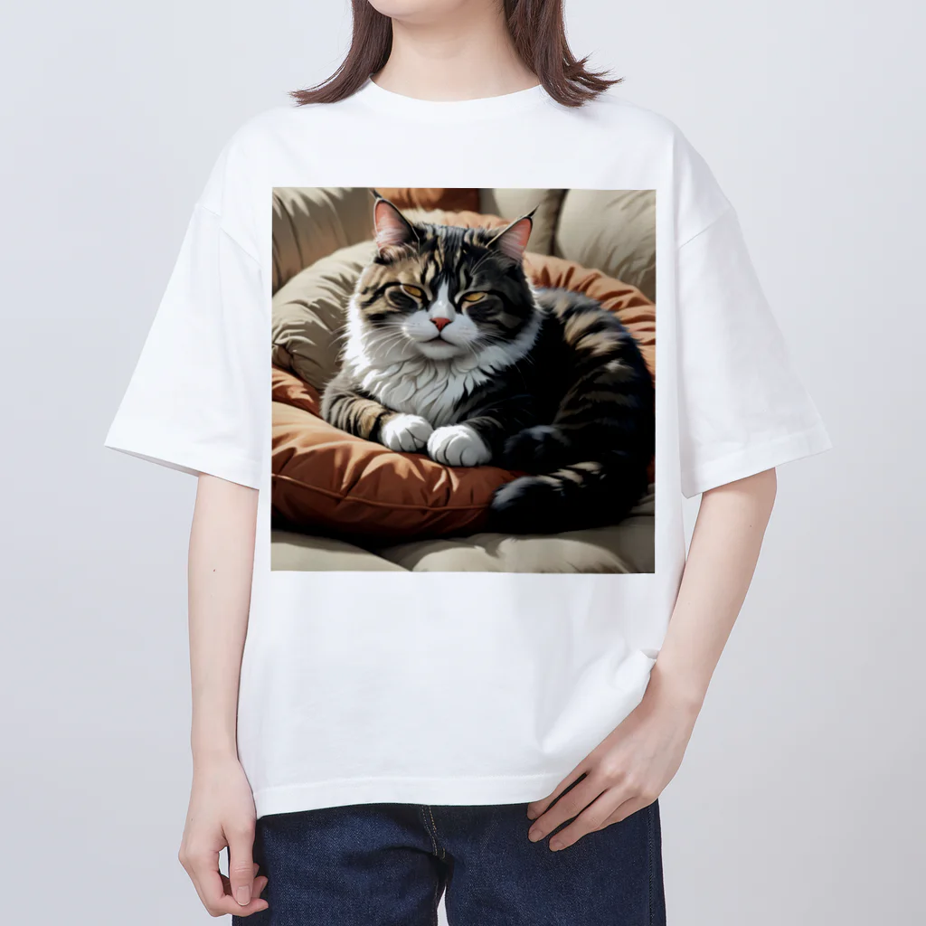 Ken17のソファのクッションの上で眠る猫 Oversized T-Shirt