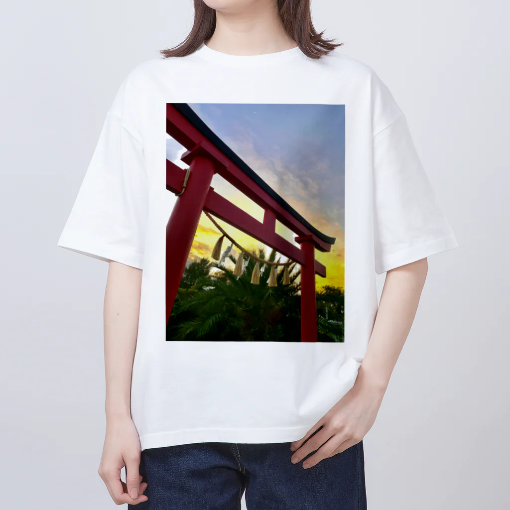 kayuuの夕陽に映える紅色の鳥居 オーバーサイズTシャツ