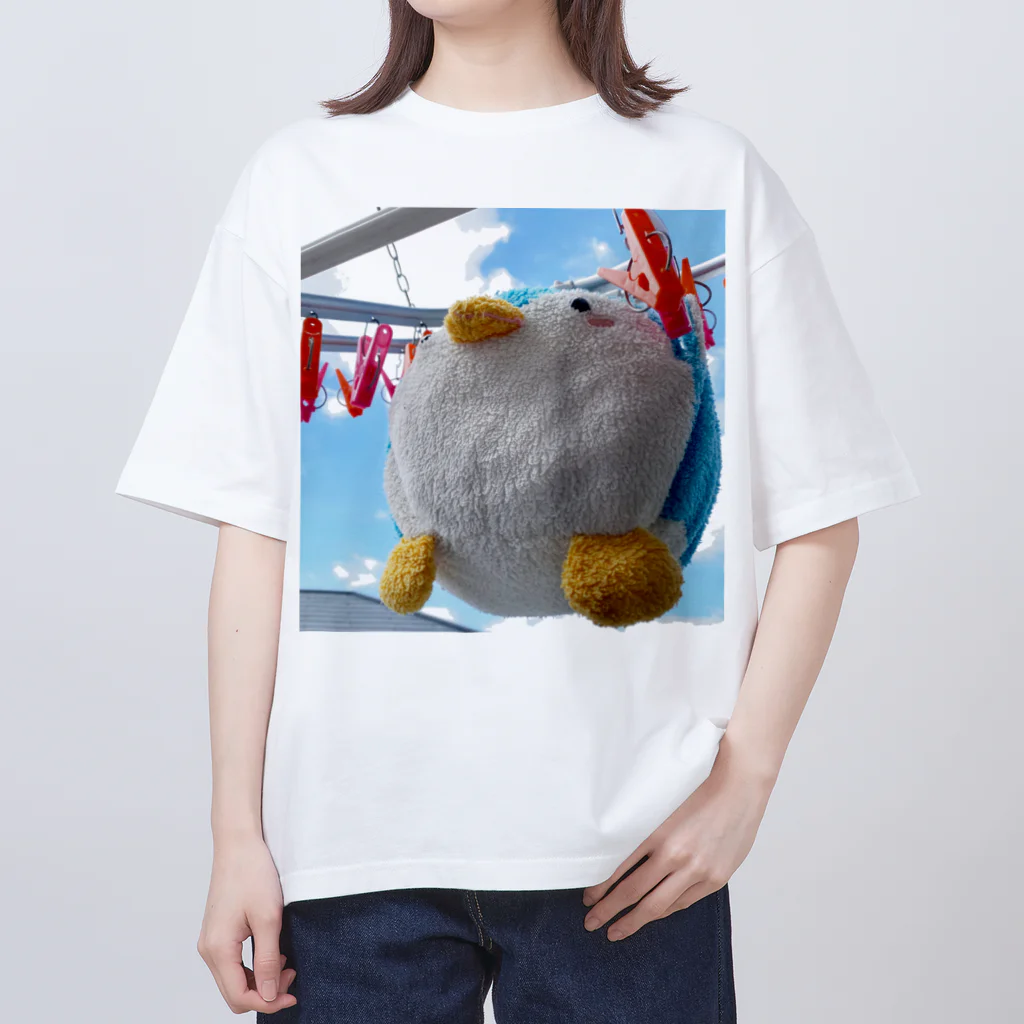 福井かほの干されてしまった 毛玉のペンギンぬいぐるみ Oversized T-Shirt