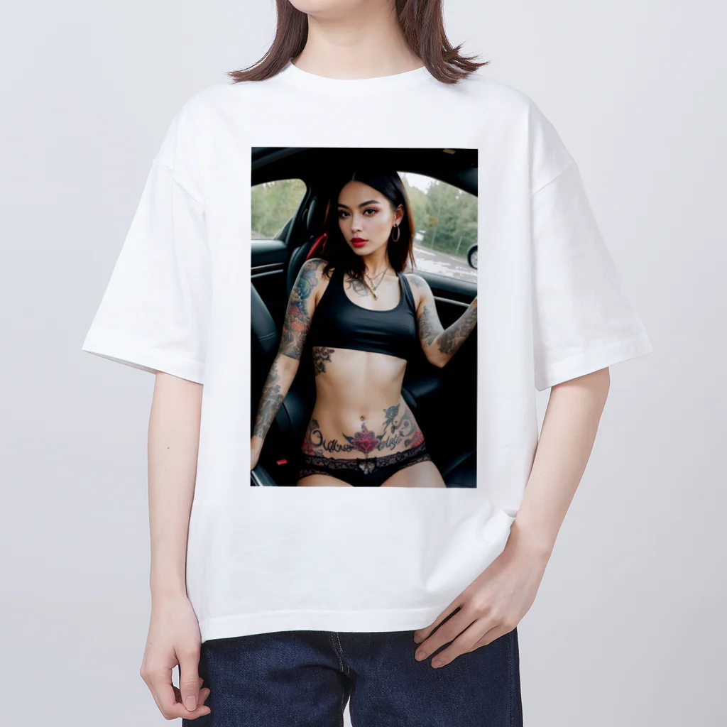 Be proudの車にいるタトゥー美女 オーバーサイズTシャツ