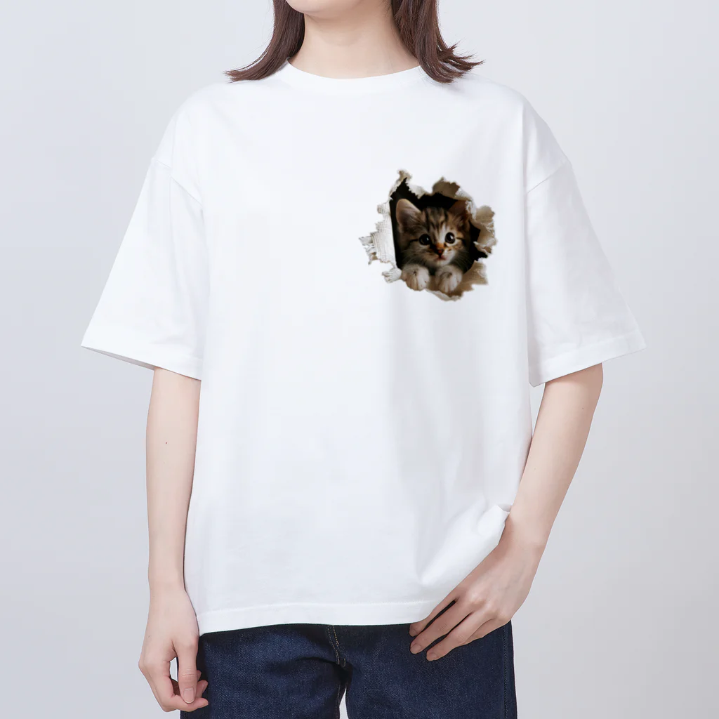 oniyanma64の子猫外を見る オーバーサイズTシャツ