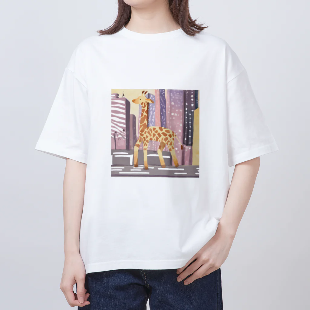 Ken17の車が行き交う都市を歩くキリン Oversized T-Shirt