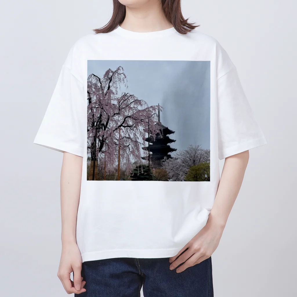 puakeli 合同会社の枝垂れ桜と五重塔 オーバーサイズTシャツ