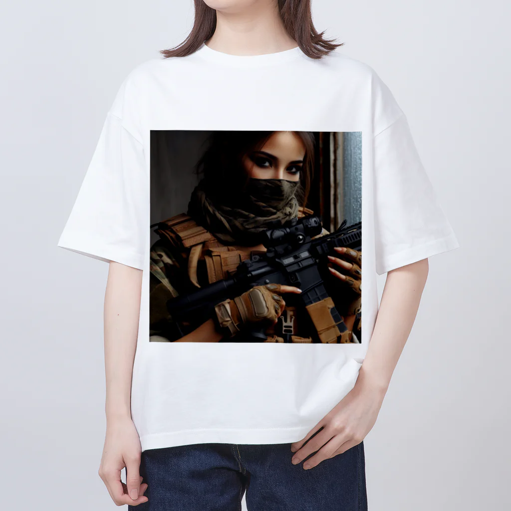 SWQAの女性特殊部隊員 オーバーサイズTシャツ