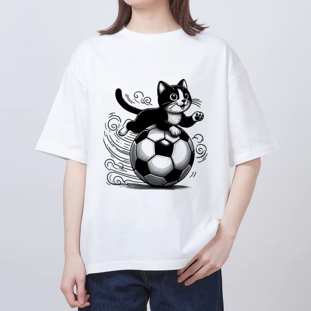 ボールボーイの猫とサッカーボール白黒 Oversized T-Shirt