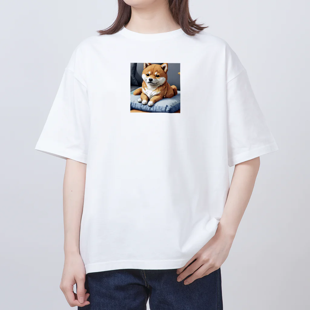 oricoricoのクッションの上でくつろぐ柴犬 オーバーサイズTシャツ