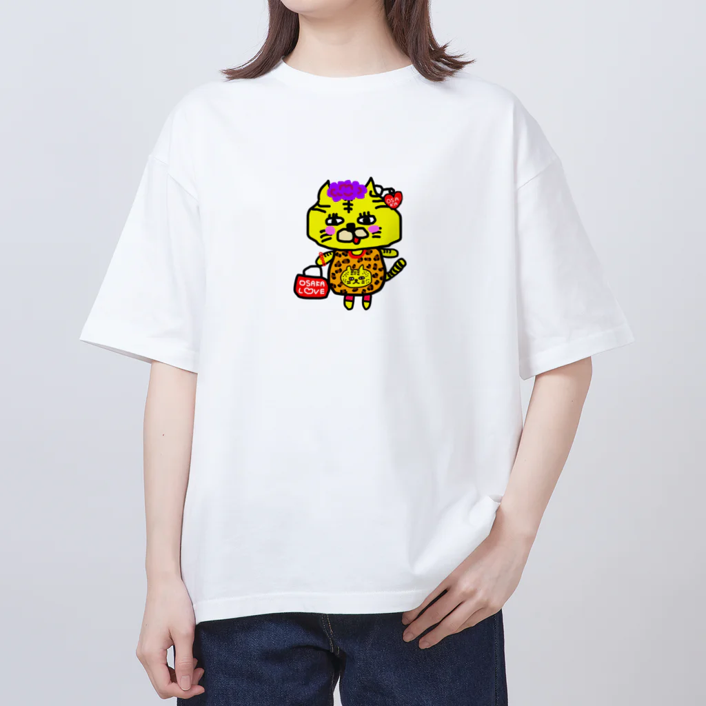 なんかクセになる販売店『あきょん』の大阪のオバトラちゃん Oversized T-Shirt