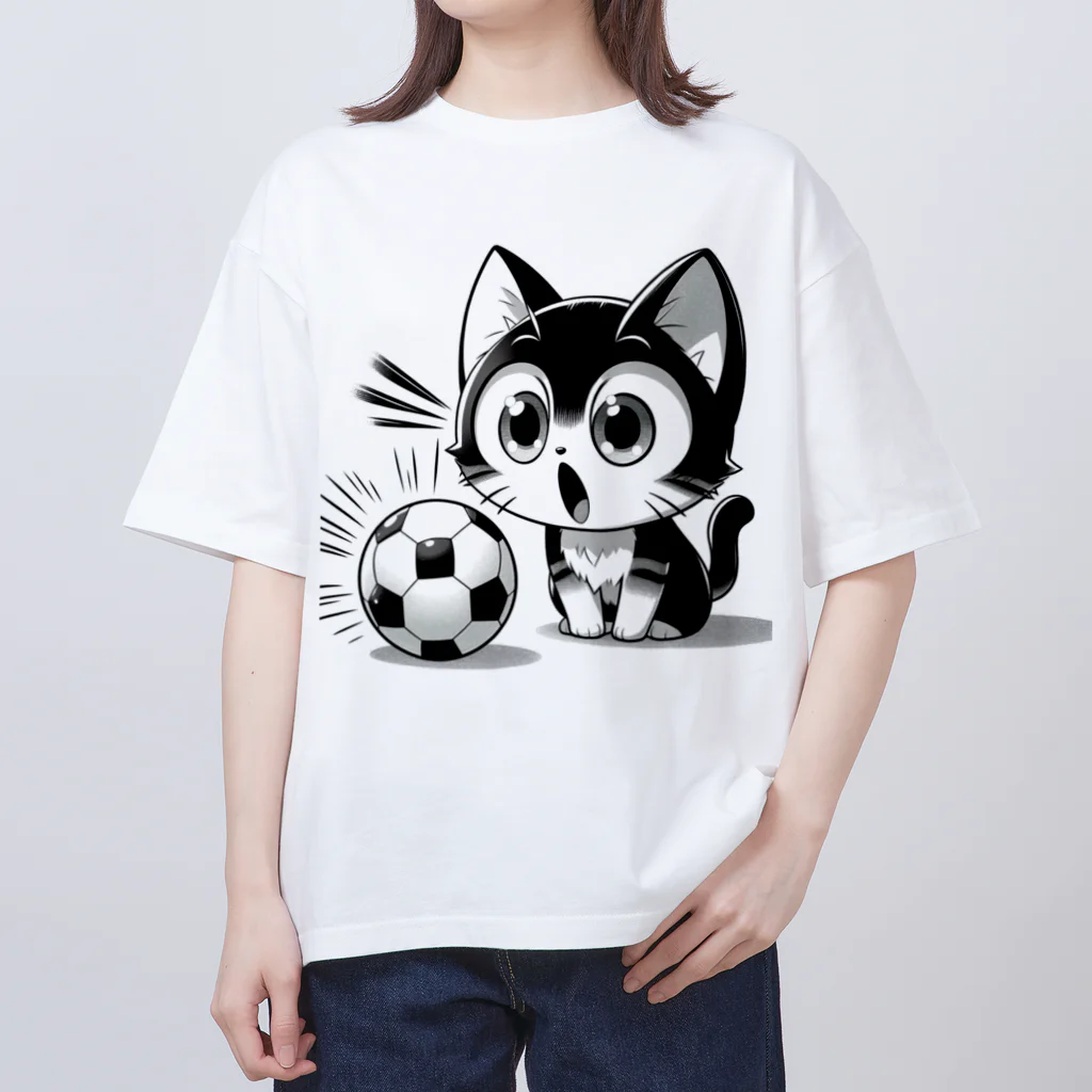 ボールボーイのサッカーボールに驚いてる猫 Oversized T-Shirt