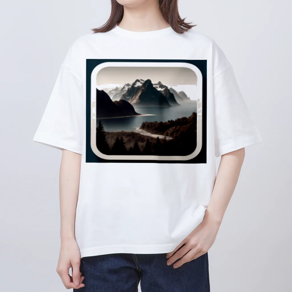 天明裕司の霧の中の静寂な山々 Oversized T-Shirt
