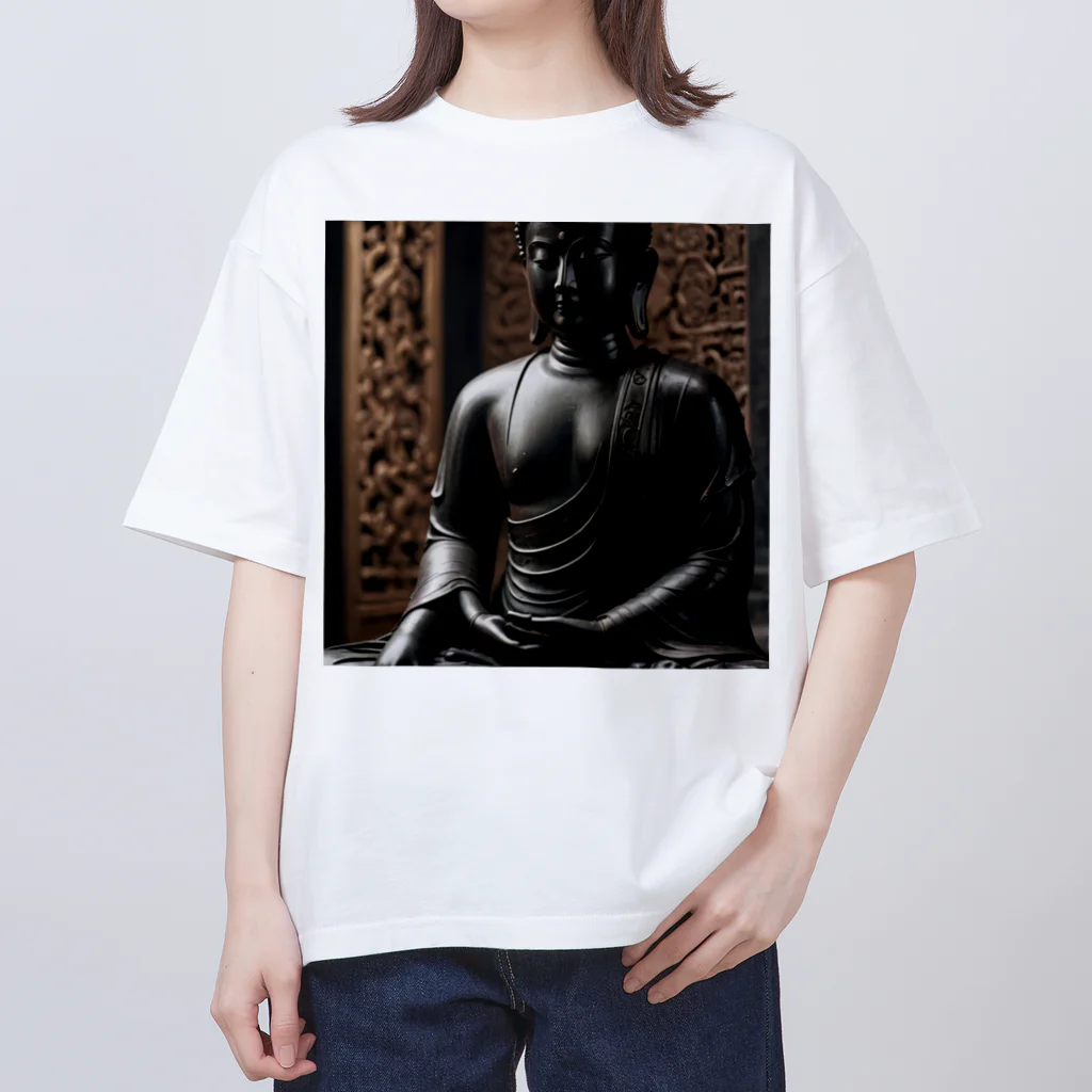 Take-chamaの深みのある漆黒の色合いが美しく輝く厳かな仏像。 オーバーサイズTシャツ