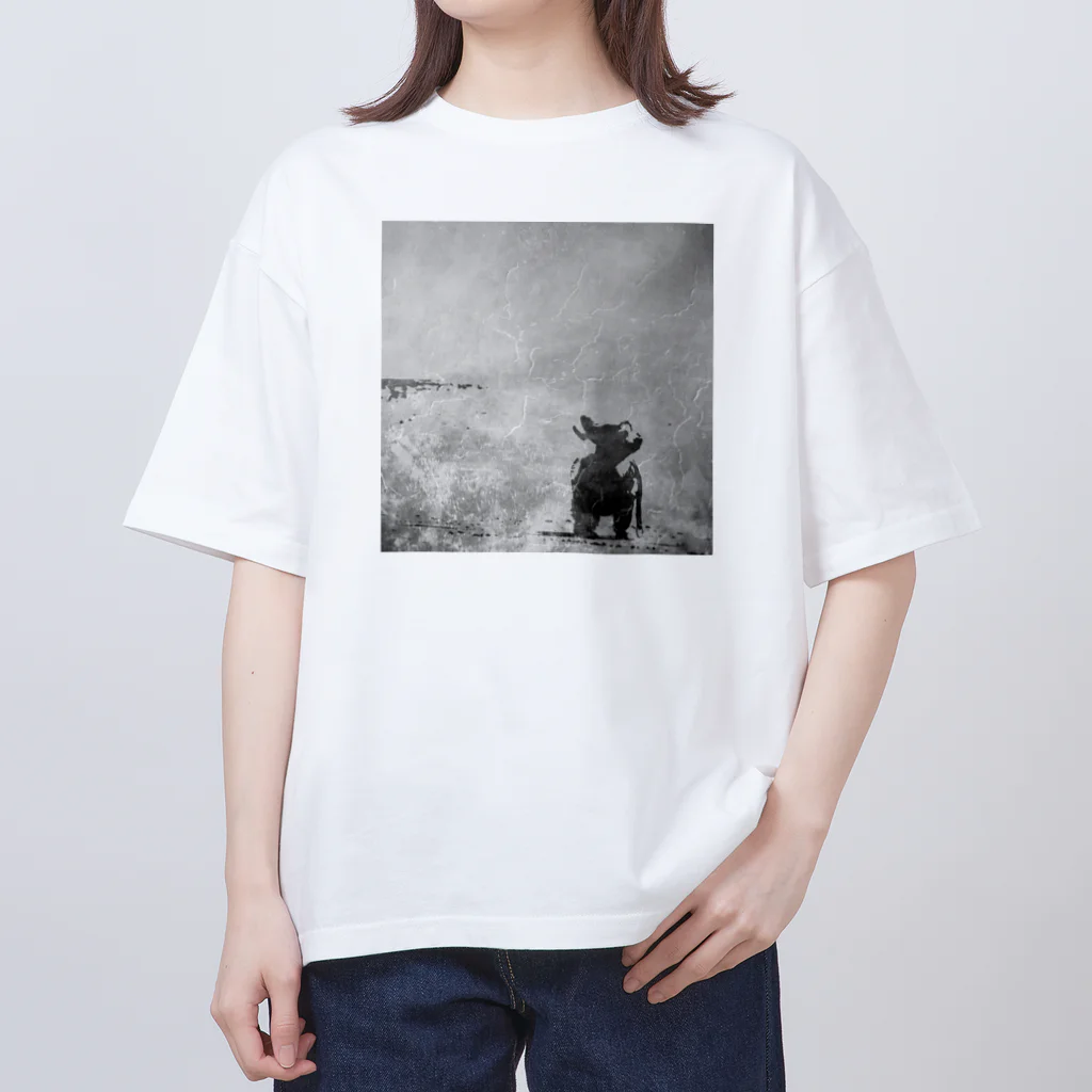 D7C7DC?B1の海辺を散歩するチワワ Oversized T-Shirt