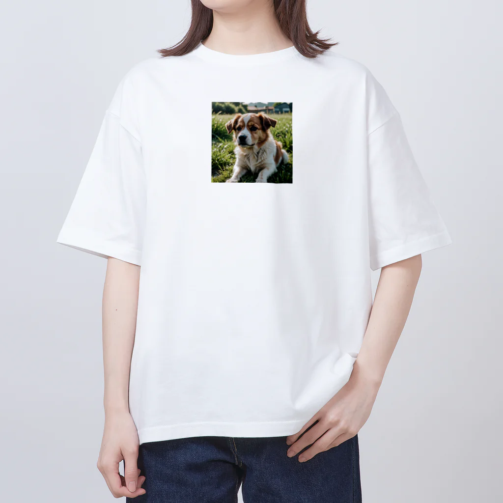 kokin0の草むらで斜めを見つめる犬 dog looking for the anywhere Oversized T-Shirt