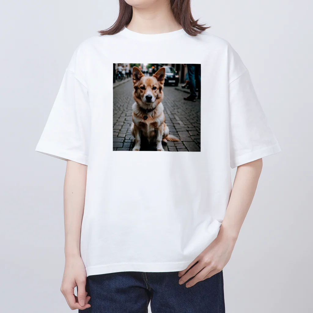 kaerinofficeのパワフルとは対照的な風貌を持つ可愛らしい犬がカメラ目線！ オーバーサイズTシャツ