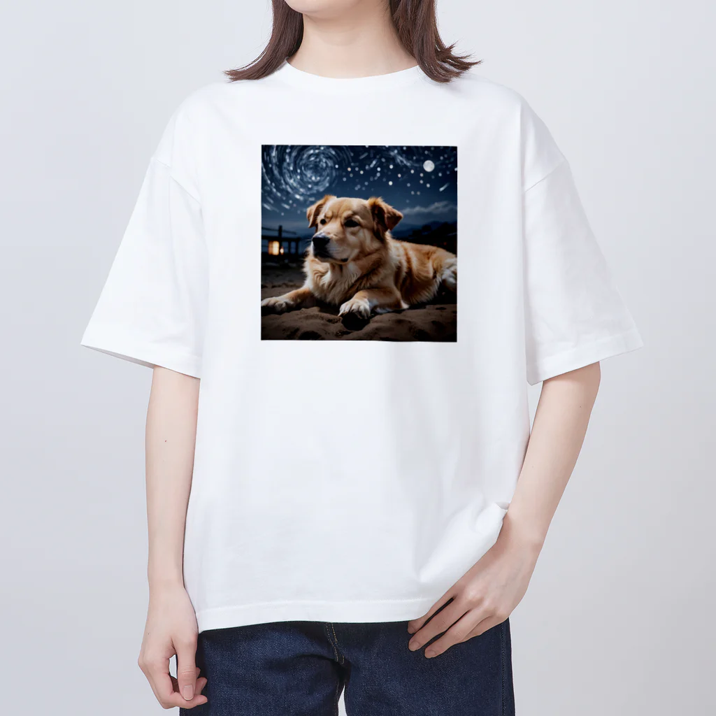 kaerinofficeの夜の静寂に包まれた写真には、一匹の夜行性の犬が佇んでいます。 オーバーサイズTシャツ