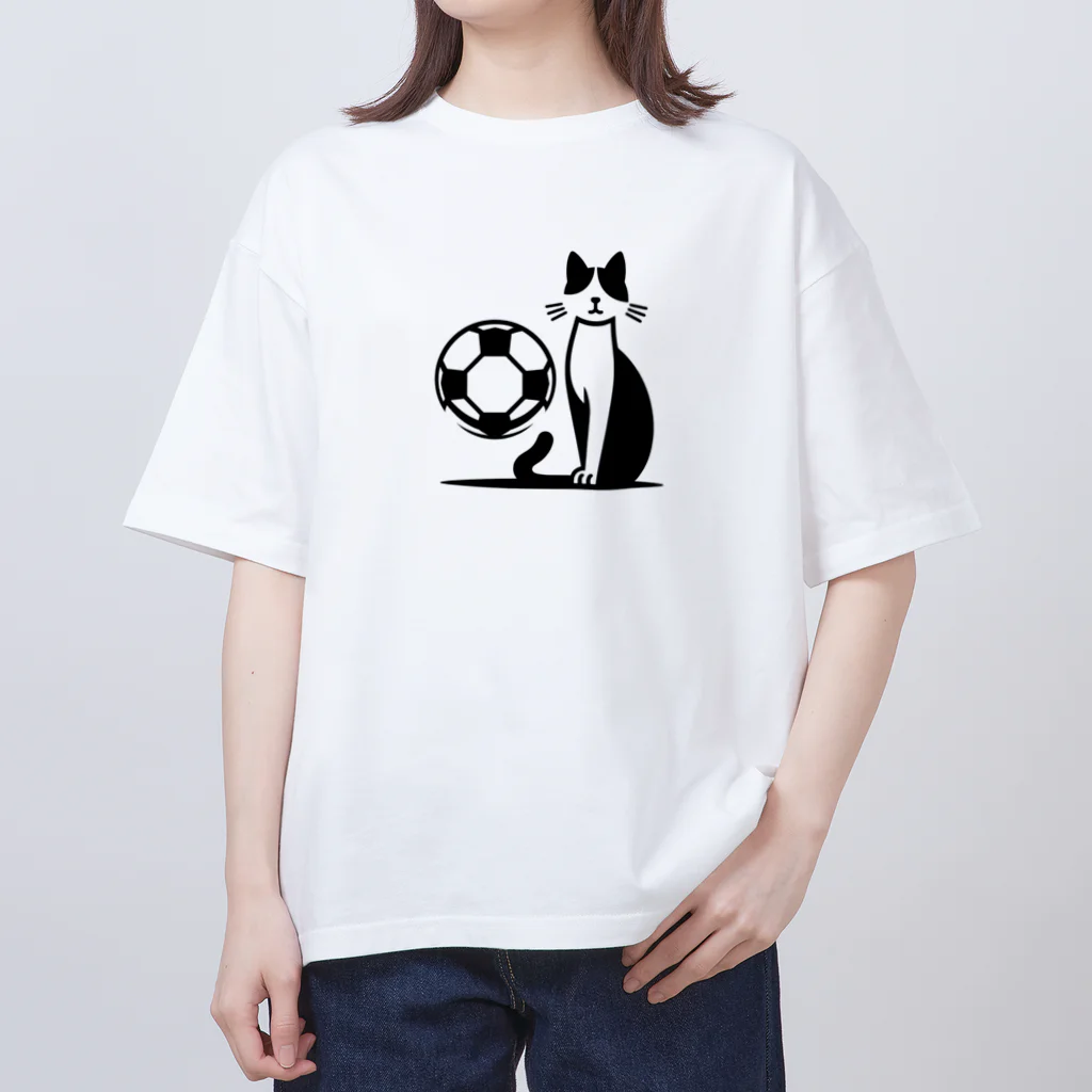 ボールボーイのシンプルな猫とサッカーボール オーバーサイズTシャツ