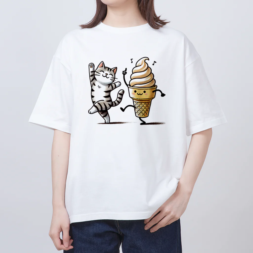 ねこ鉄道のソフトクリームと猫 Oversized T-Shirt