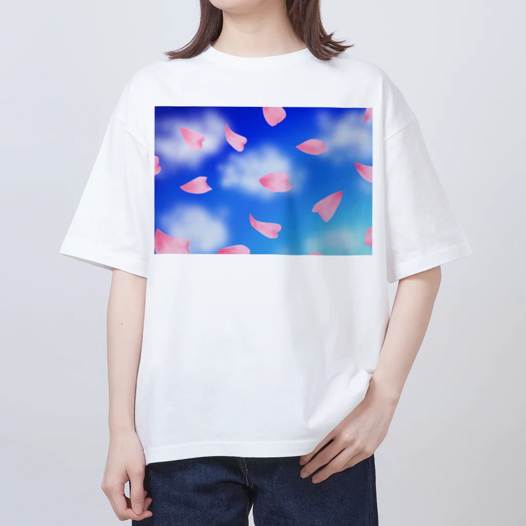 Lily bird（リリーバード）の花びらの舞う青空、浮かぶ雲 オーバーサイズTシャツ