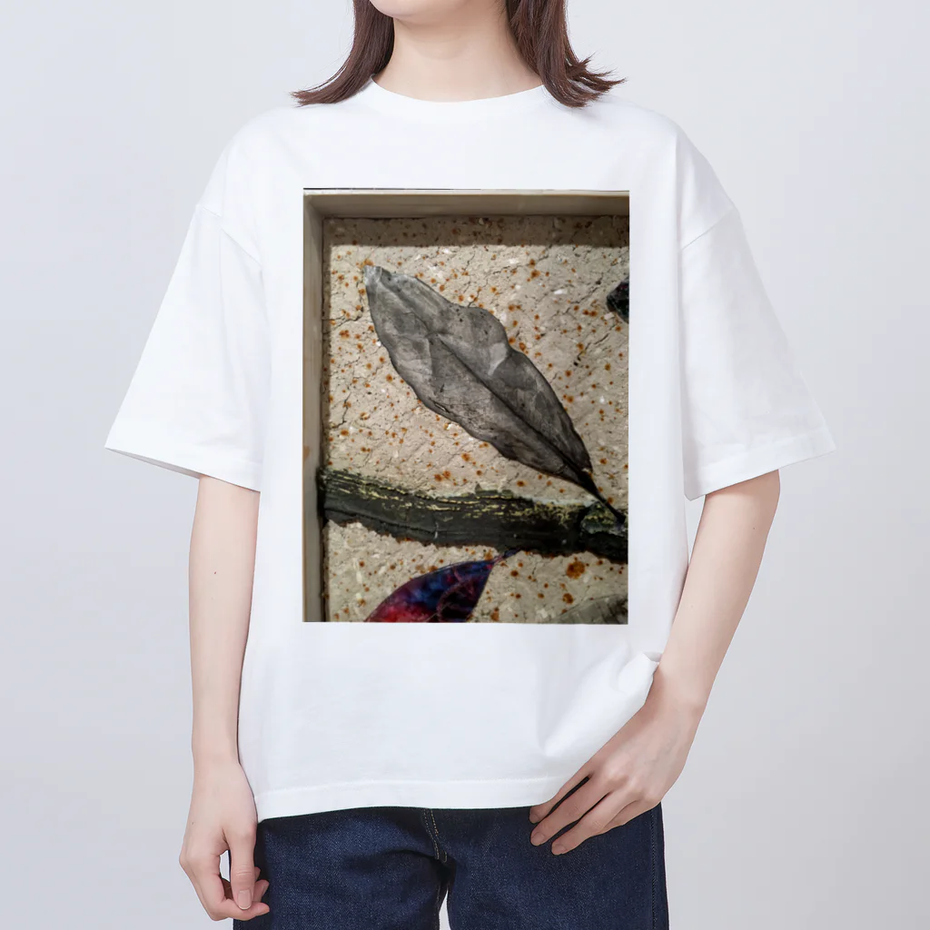 RINA SHOPの葉描き オーバーサイズTシャツ