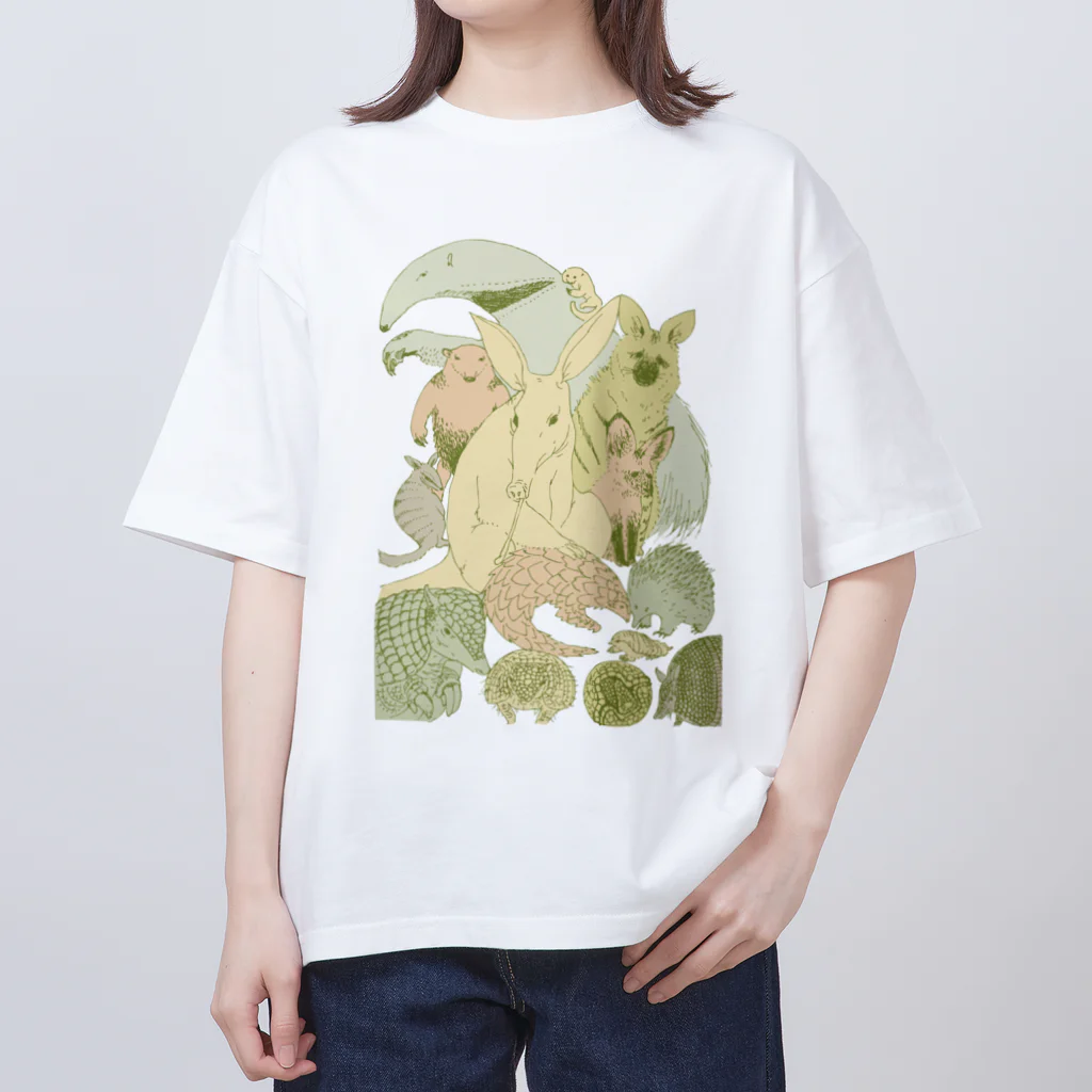 うじゃうじゃのシロアリを食べる生物たち Oversized T-Shirt