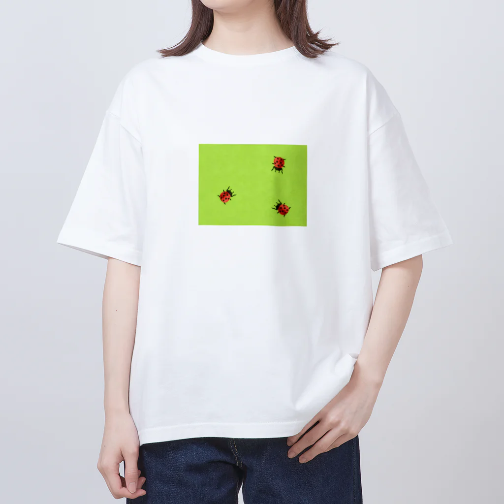 ホームタウンスター　Hometown Star のテントウムシ3匹（切り絵）　Three Ladybirds (Paper Cutout) オーバーサイズTシャツ