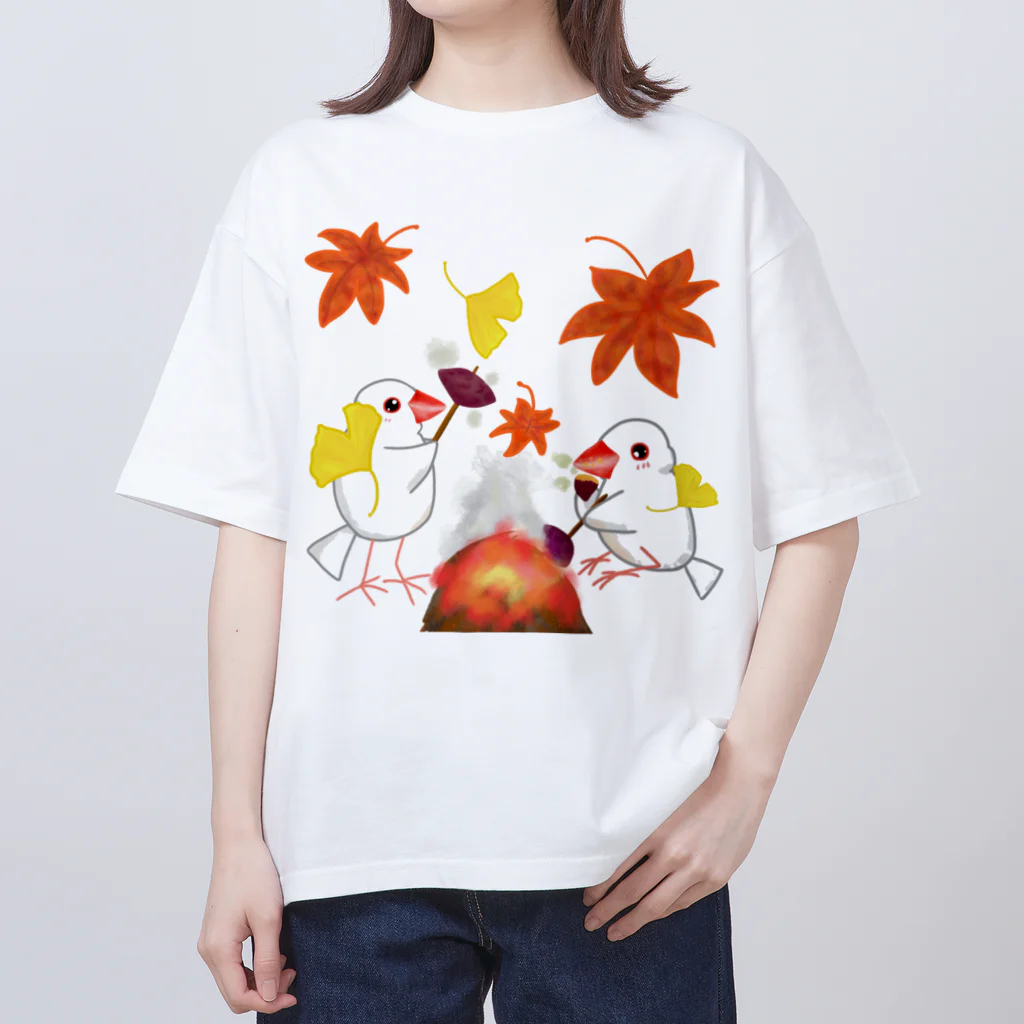Lily bird（リリーバード）の落ち葉と焼き芋と文鳥ず オーバーサイズTシャツ