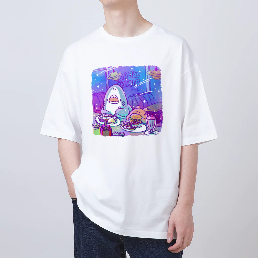 サメとメンダコ[namelessmm2]の宇宙ダイナー Oversized T-Shirt