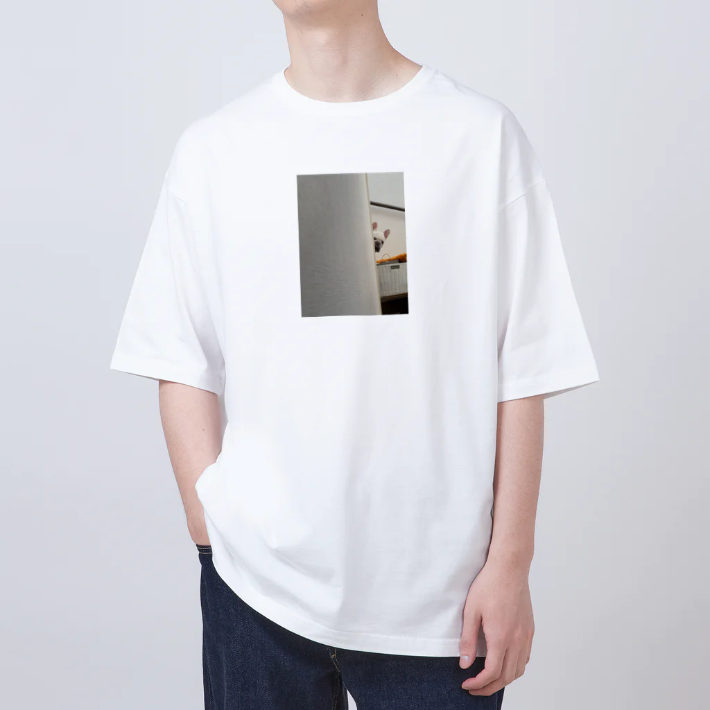 ロキの店の覗く犬 Oversized T-Shirt