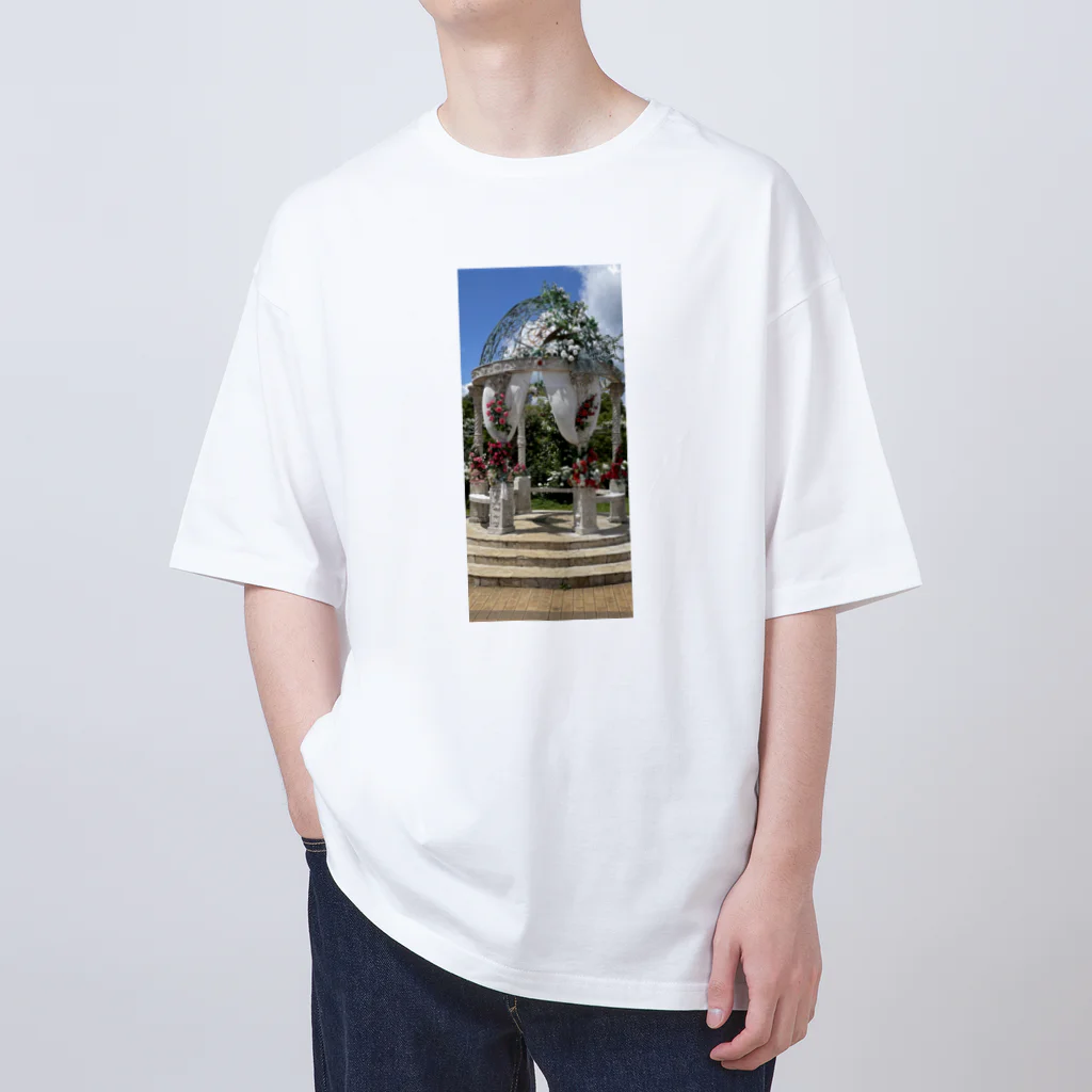 miyumiyumiyumiyuの薔薇のベンチ Oversized T-Shirt