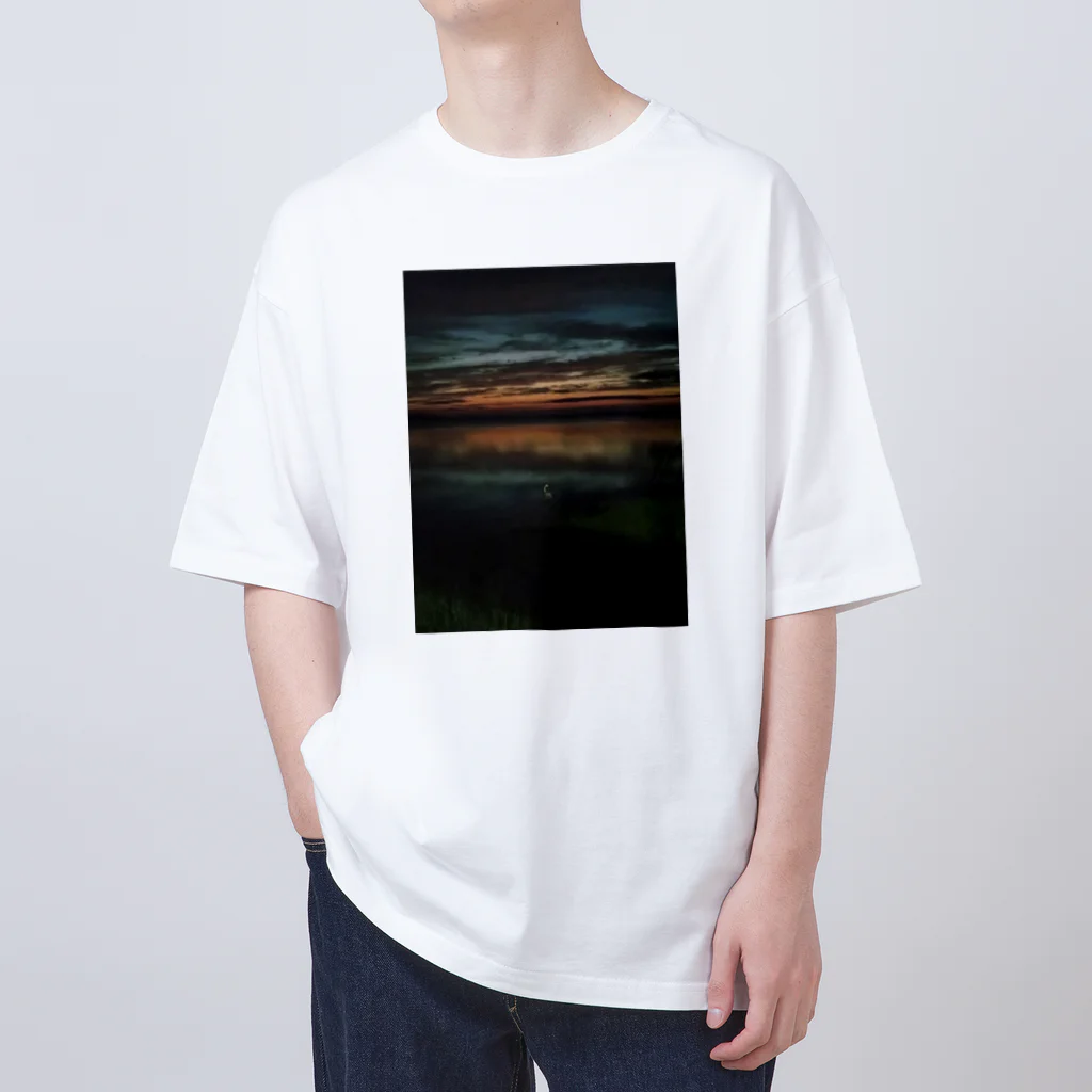 lostの暮れなずむ白鳥 Oversized T-Shirt