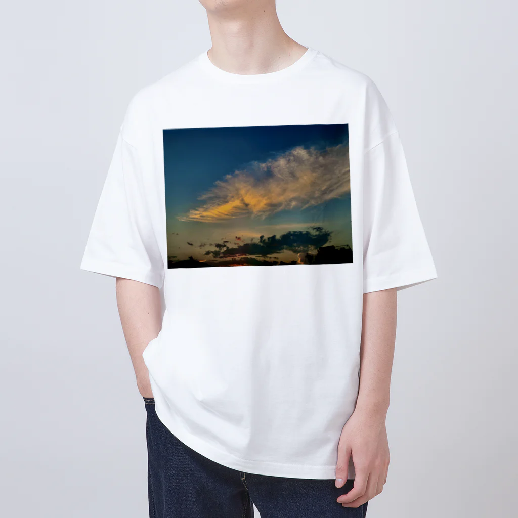 バイポーラーショップの梅雨明けと夏空の始まり Oversized T-Shirt