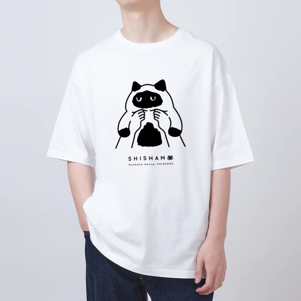 猫のはまちししゃもしらす osakana-sentai-POISSONの抱っこされて不服そうな猫のししゃも Oversized T-Shirt