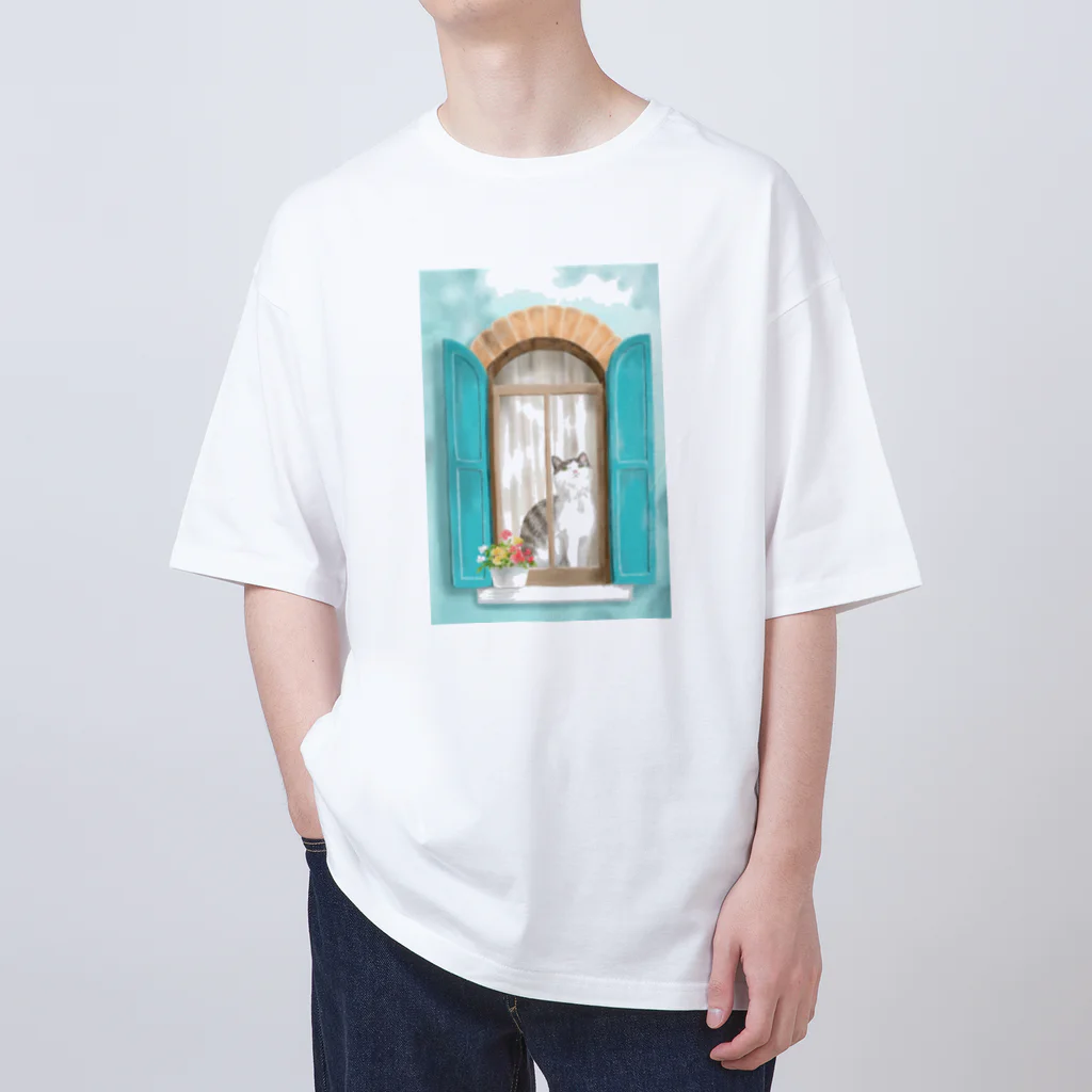 Ａｔｅｌｉｅｒ　Ｈｅｕｒｅｕｘの窓辺の猫　②　背景あり Oversized T-Shirt