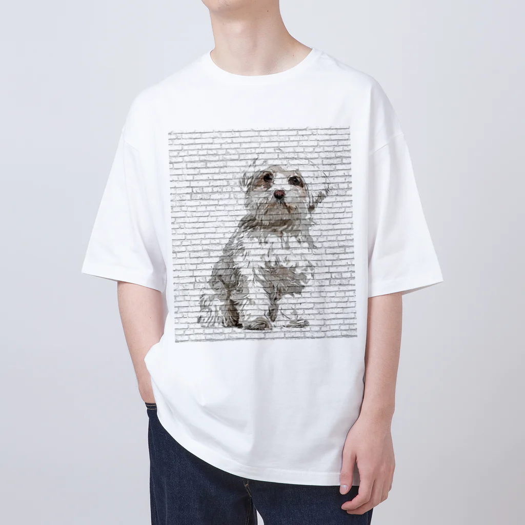 【CPPAS】Custom Pet Portrait Art Studioの マルチーズドッグ - レンガブロック背景 オーバーサイズTシャツ