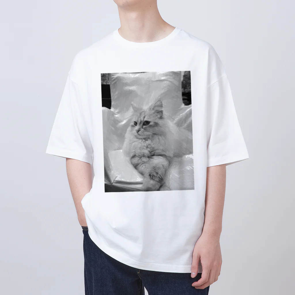 Maarjaara_Maarjaaraの白い猫と白い椅子_2 オーバーサイズTシャツ